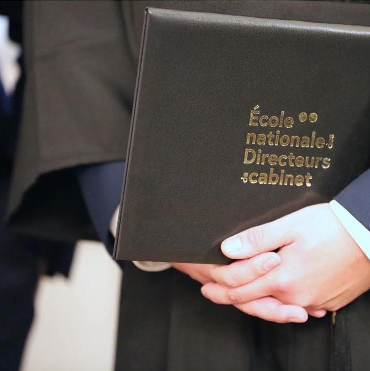 Diplômé tenant le diplôme de l’École nationale des Directeurs de cabinet